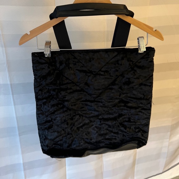 VICTORIAS SECRET CRUSHED VELVET LOGO WEEKENDER TOTE BEACH TOTE BAG BLACK - Picture 2 of 3
